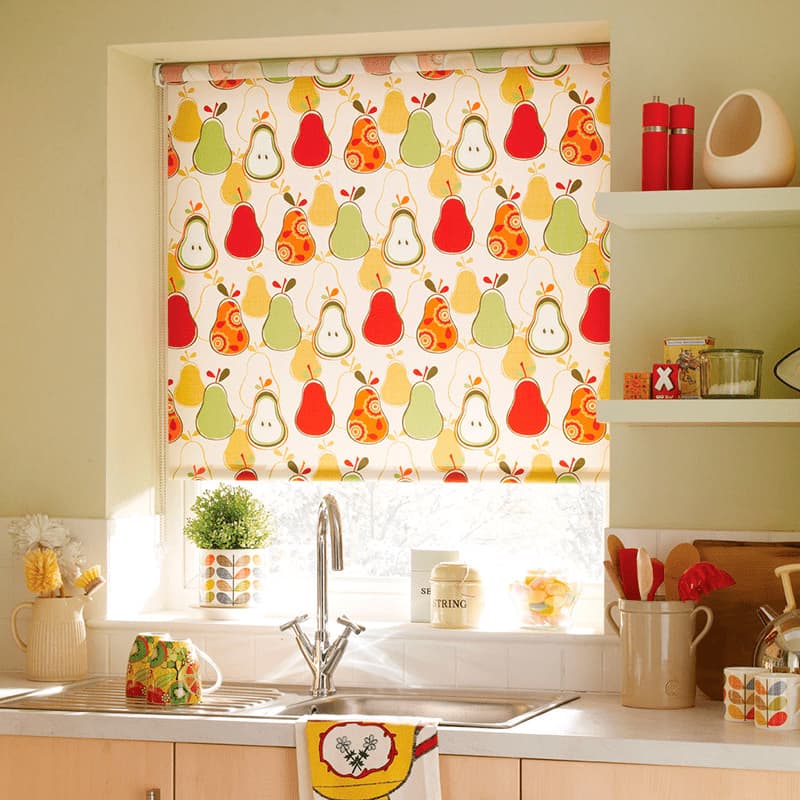 цветные рулонные шторы в кухне